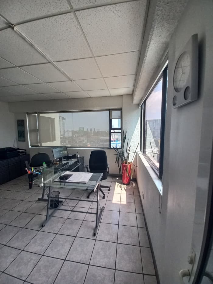 Oficina venta con 2 parqueos 20 calle z10  - foto 4