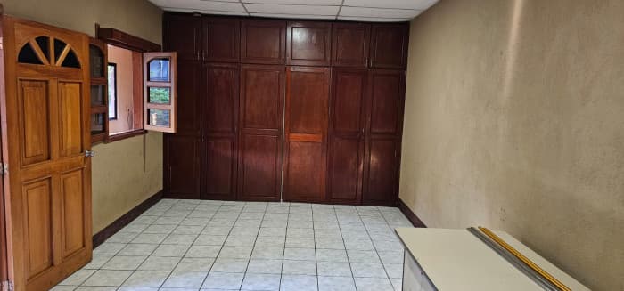 Amplia Casa en Venta o Renta en Colmenas Villas Canales - foto 2