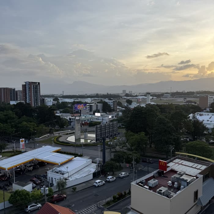 Apartamento en Renta zona 14 Avenida Las Americas - foto 2