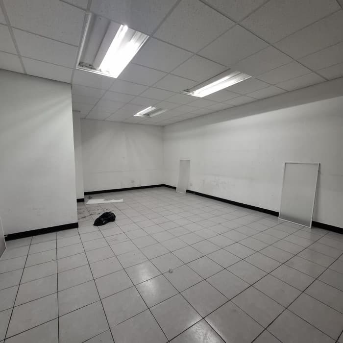 Local Comercial en zona 5 Sobre el Bulevar Jardines  - foto 4