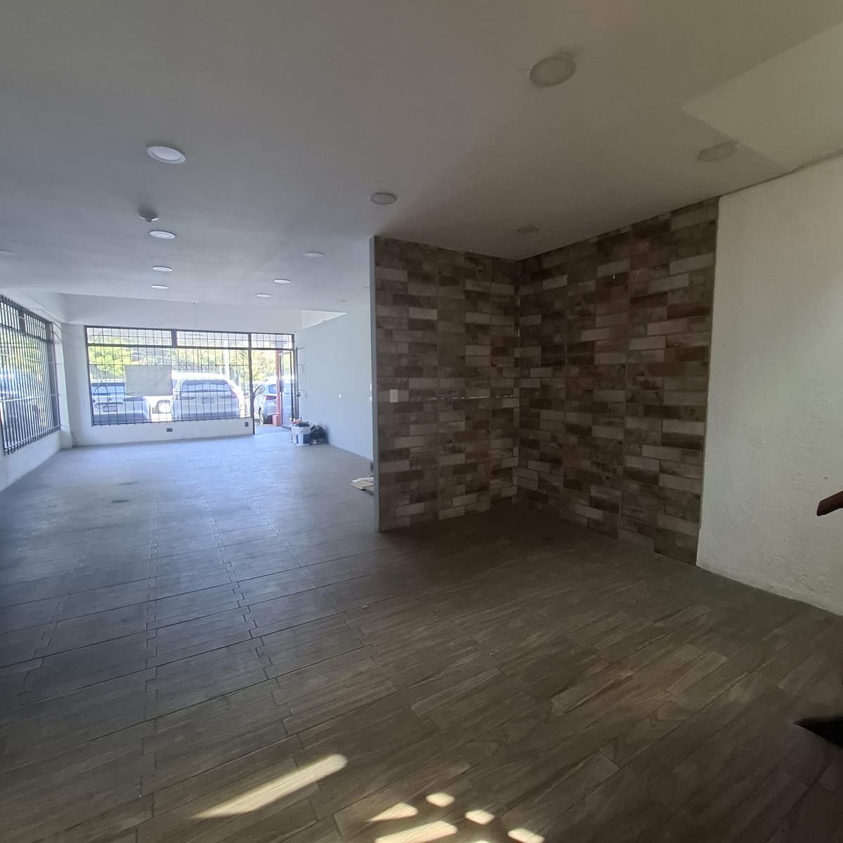 En Renta local con mezanine de 102m2 en Zona 10 - foto 2