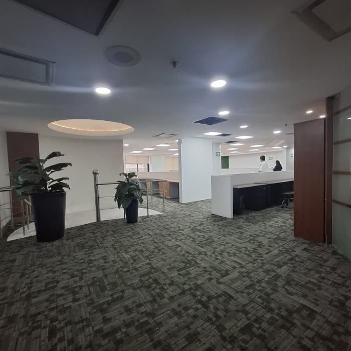 Oficina en venta en zona 10 Medio nivel Para inversión  - foto 3