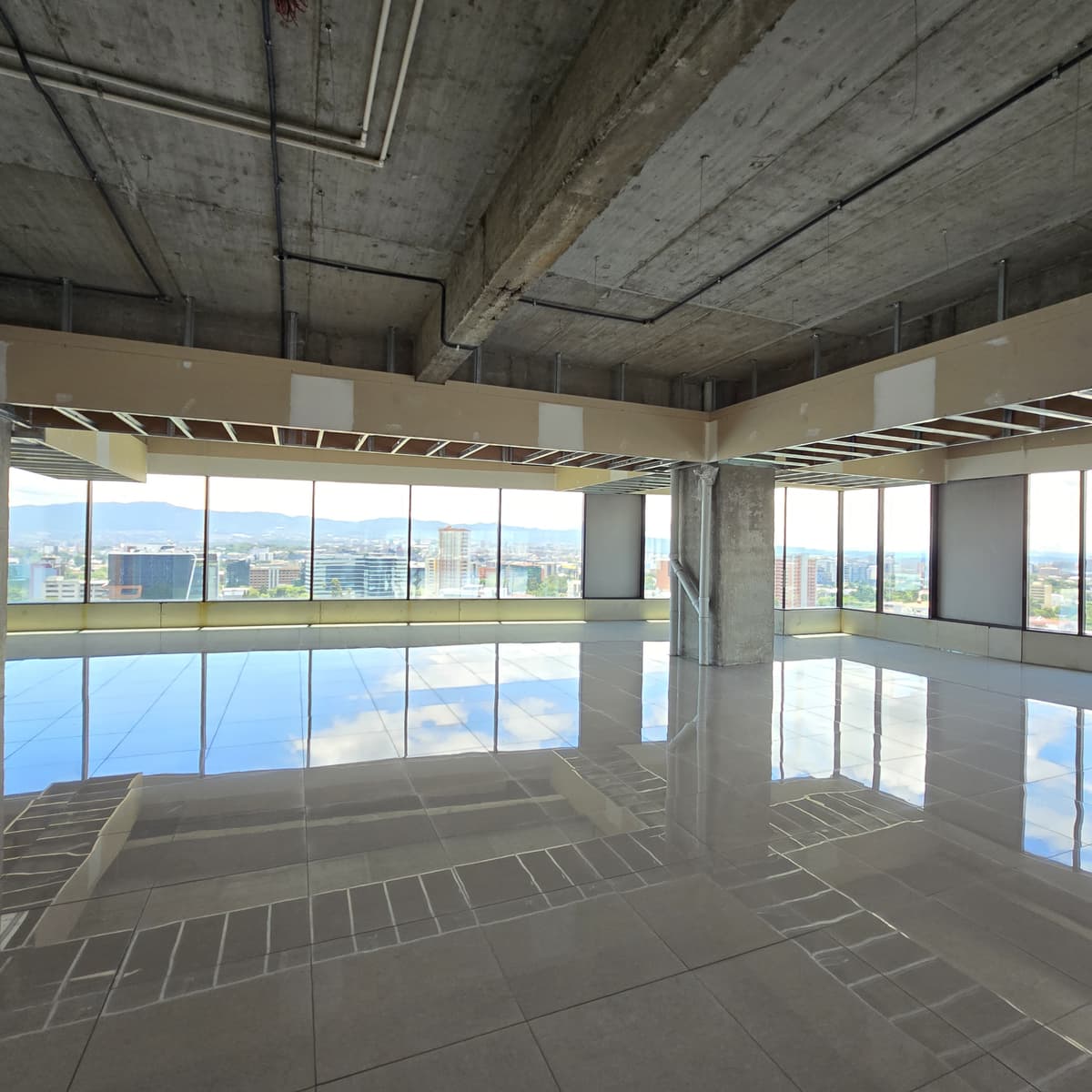 En venta oficinas en la Zona 10 Interamericas - foto 2
