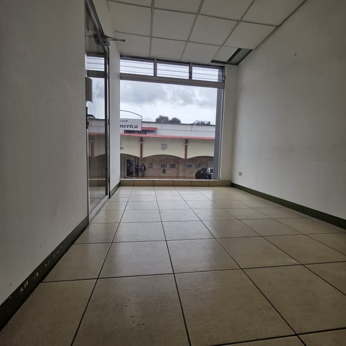 Local Comercial en  RENTA en Avenida Las Americas Z.13 - foto 10