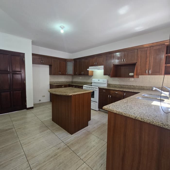 Alquiler hermosa casa en condominio en zona 10 - foto 10