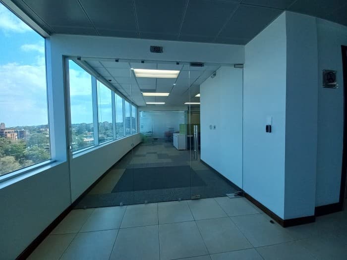 En venta moderna Oficina amueblada en zona 10 - foto 3
