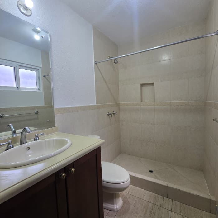 Alquiler hermosa casa en condominio en zona 10 - foto 20