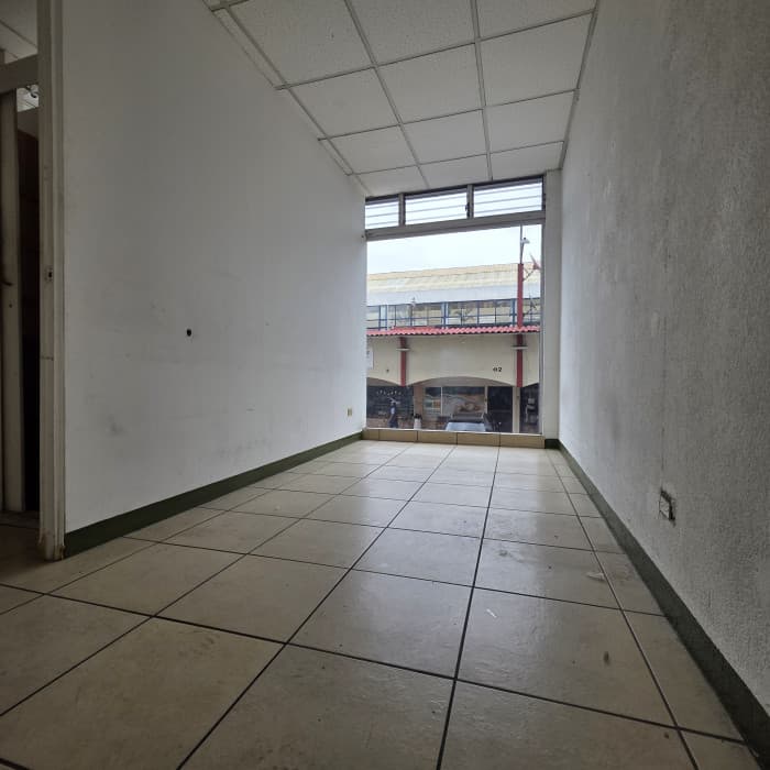 Local Comercial en  RENTA en Avenida Las Americas Z.13 - foto 4
