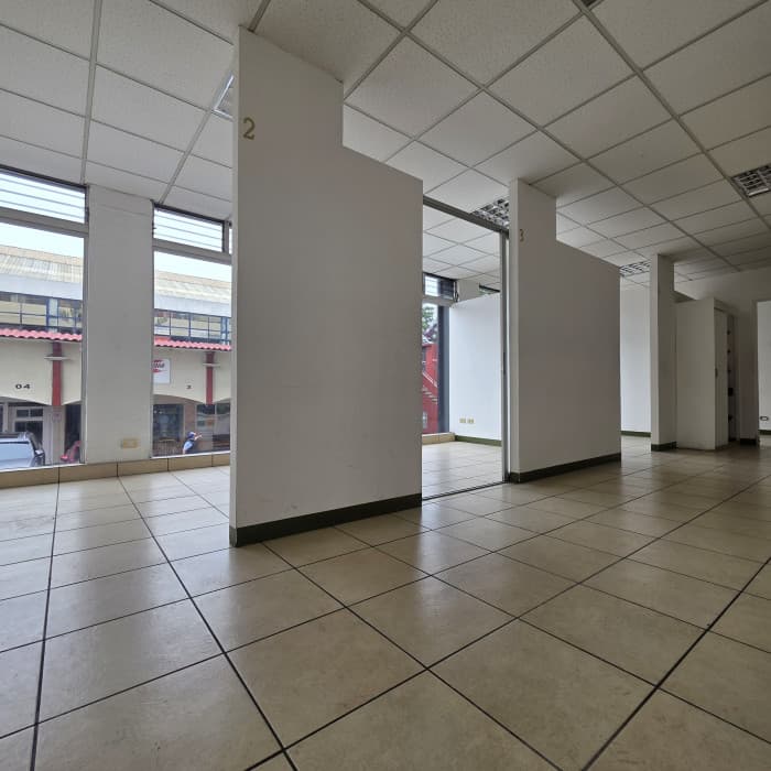 Local Comercial en  RENTA en Avenida Las Americas Z.13 - foto 11