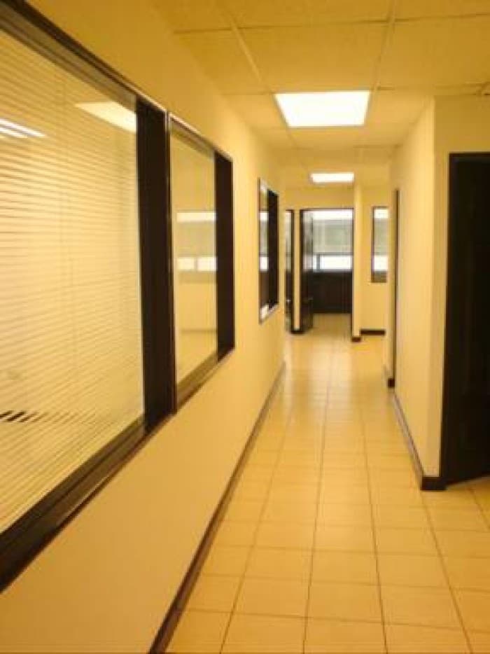 Oficina en Alquiler o Venta en la Zona 10 - foto 2