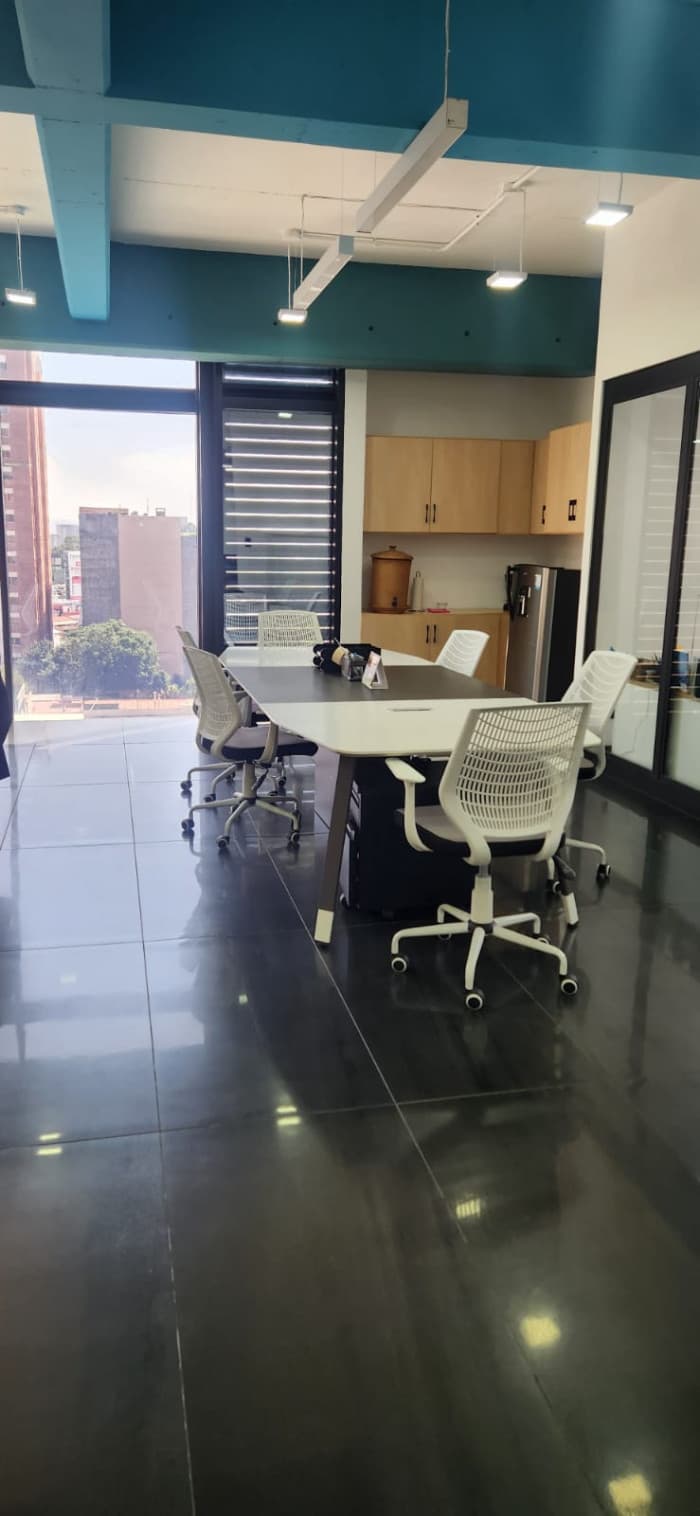 Oficina en venta para inversión en zona 10 Rentada - foto 3
