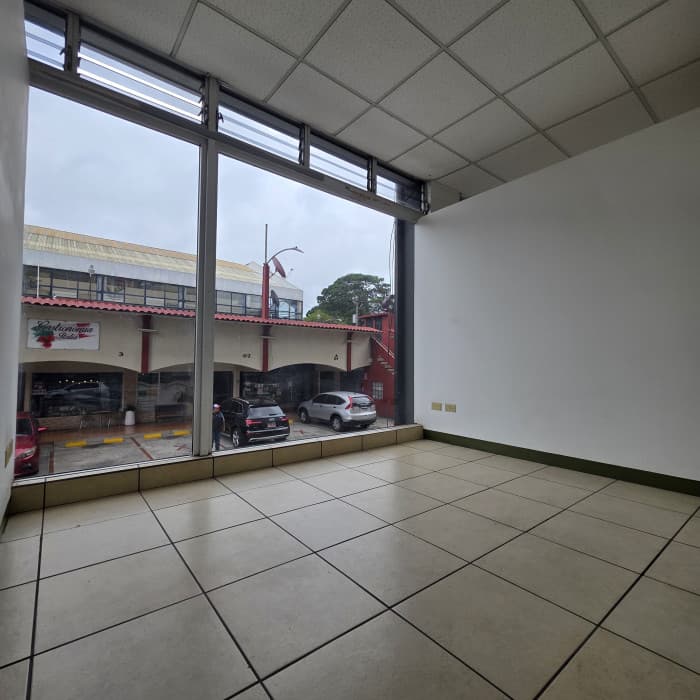 Local Comercial en  RENTA en Avenida Las Americas Z.13 - foto 6