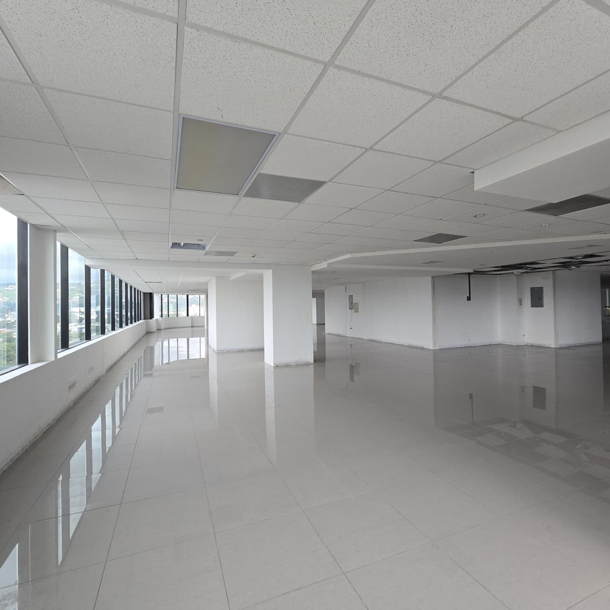 En renta oficina en la zona 14 Edificio Europlaza - foto 4