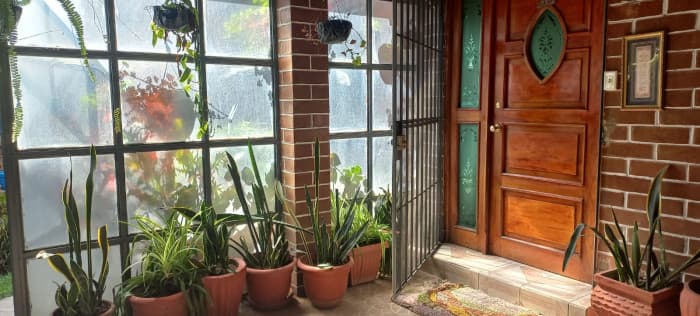 En venta casa grande con jardín La Floresta zona 9 Xela - foto 2