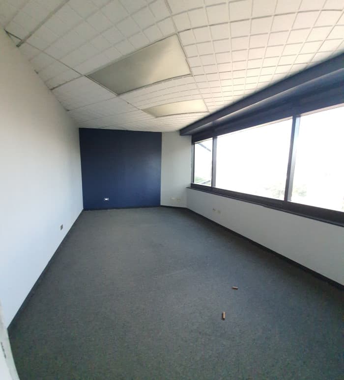 En Alquiler oficina en edificio comercial en zona 10 - foto 4