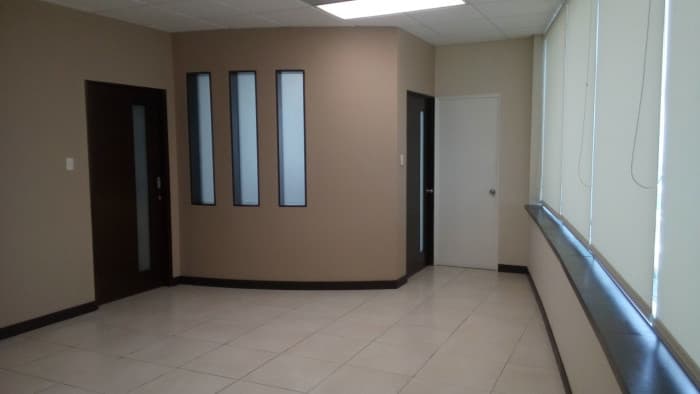 VENTA-RENTA Oficina en Zona Pradera zona 10 inversión  - foto 4
