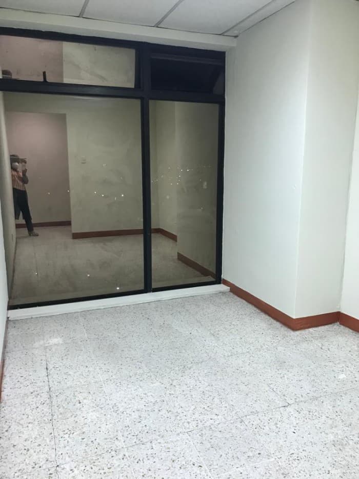 Oficina en Venta zona 9 Avenida Reforma - foto 4