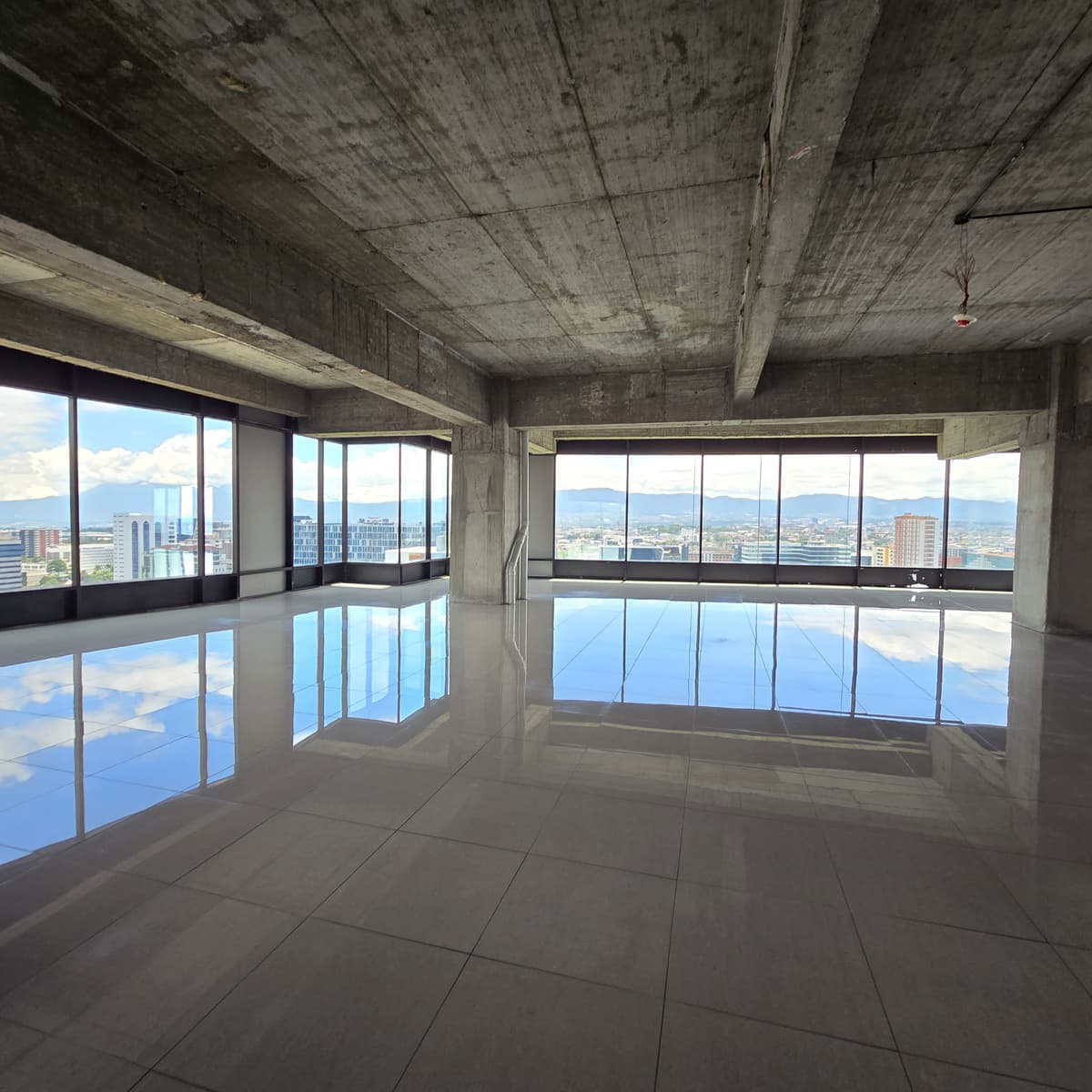 En venta Pent House Oficinas en Zona 10 Diagonal 6 - foto 2