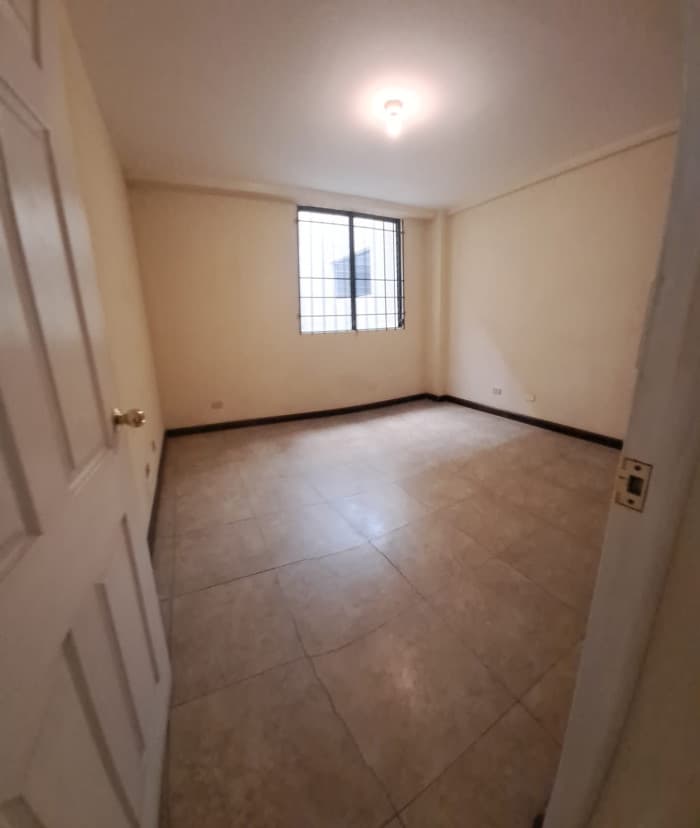 En alquiler Apartamento con 125.00m2 en Zona 10 - foto 2