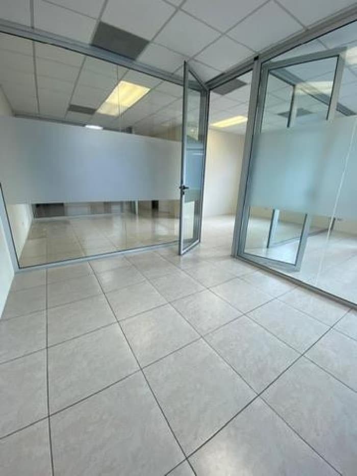 Oficina en Renta o Venta en Zona Pradera Zona 10 - foto 4