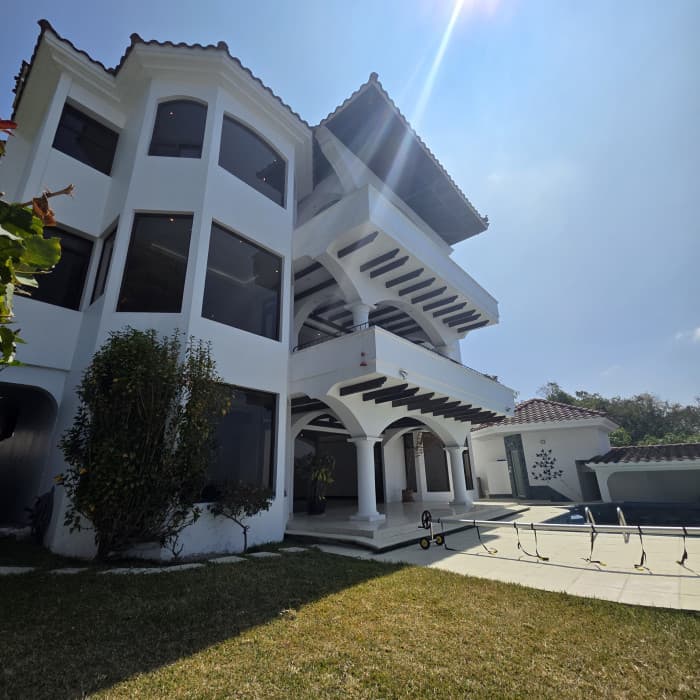 Lujosa casa en venta en Montebello CES Guatemala - foto 2