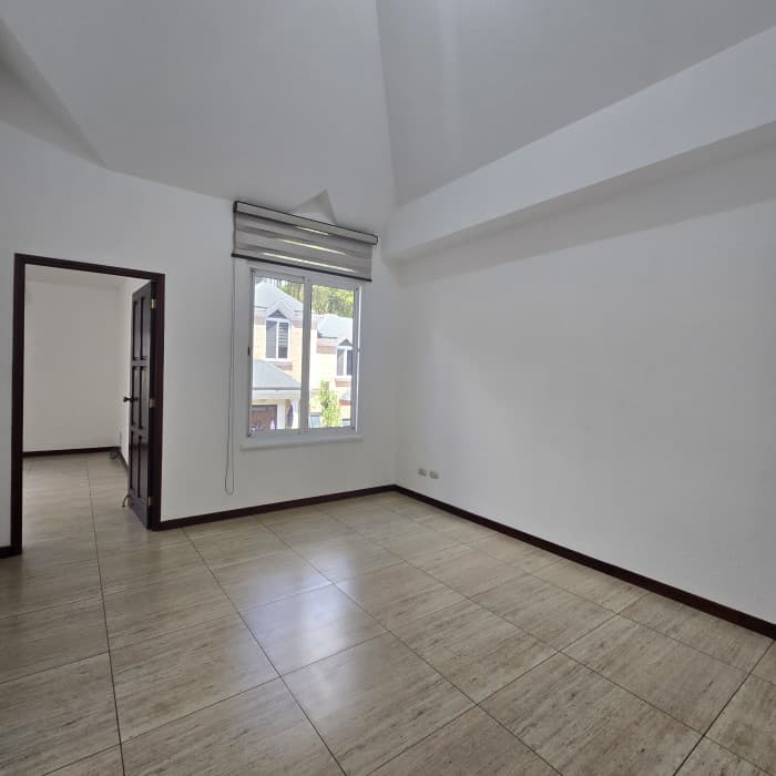 Alquiler hermosa casa en condominio en zona 10 - foto 22