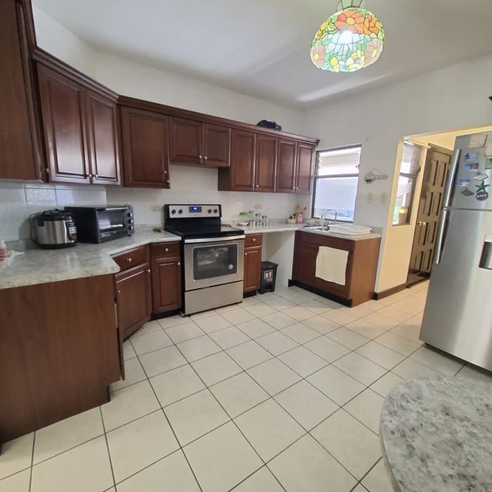 Casa en Venta 245 metros zona 4 de Mixco con garita - foto 4