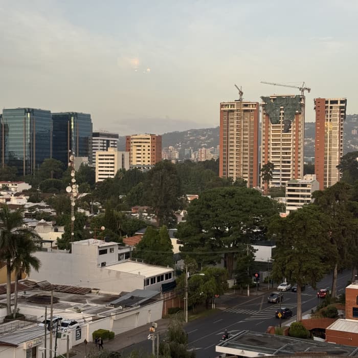 Apartamento en Renta zona 14 Avenida Las Americas - foto 4