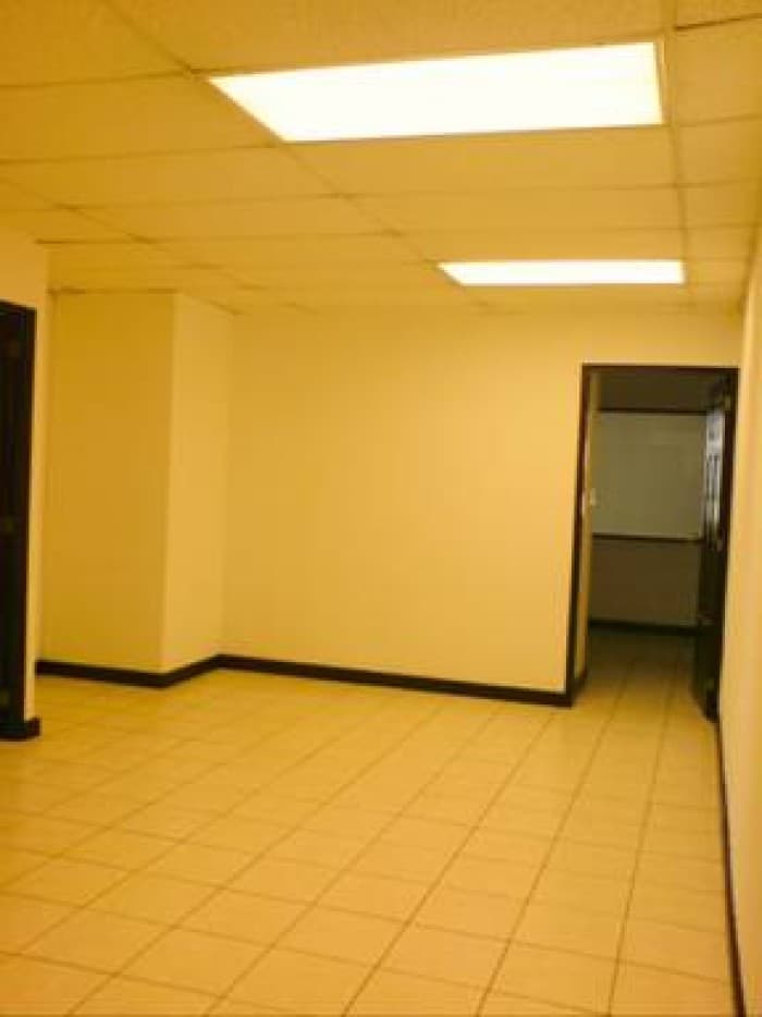 Oficina en Alquiler o Venta en la Zona 10 - foto 3