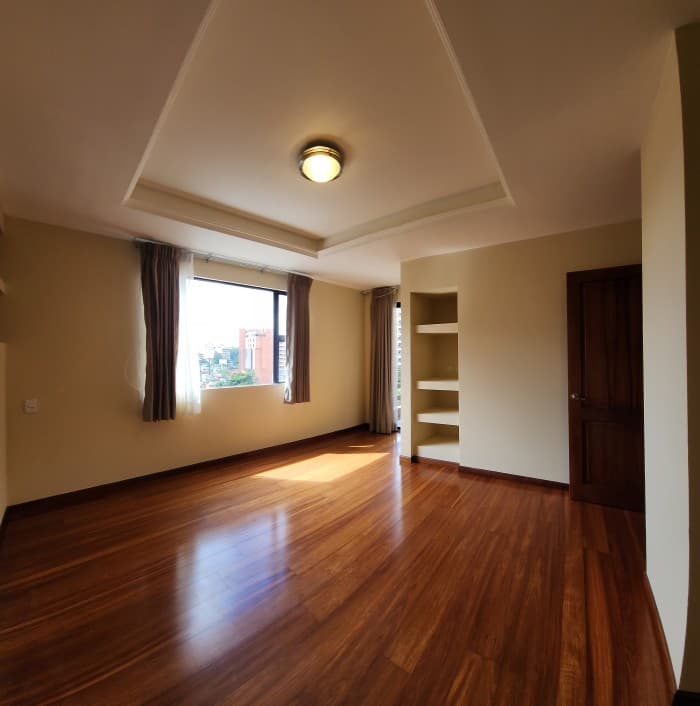En Alquiler Apartamento con 152.00m2 en Zona 10 - foto 4