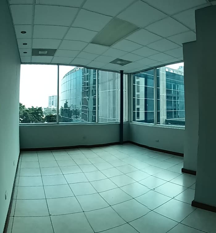 Oficina Tabicada En Venta en Zona 10 INVERSION - foto 2