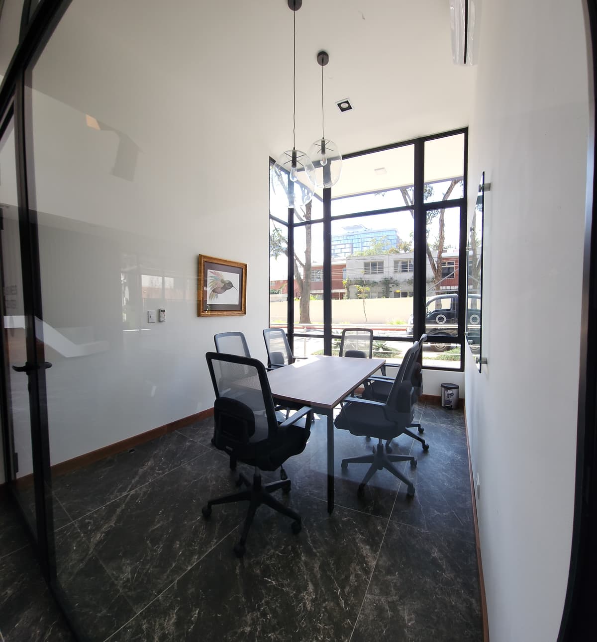 Elegante y moderno apartamento en venta en la Zona 10. - foto 3