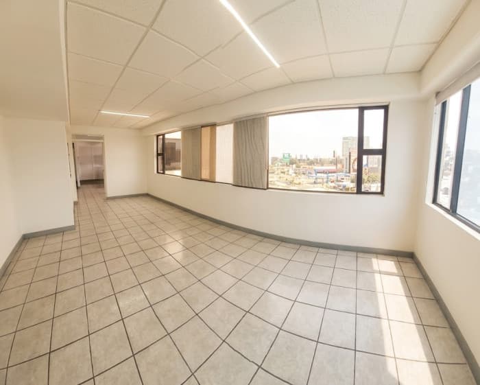 Oficina venta con 2 parqueos 20 calle Zona 10 - foto 2
