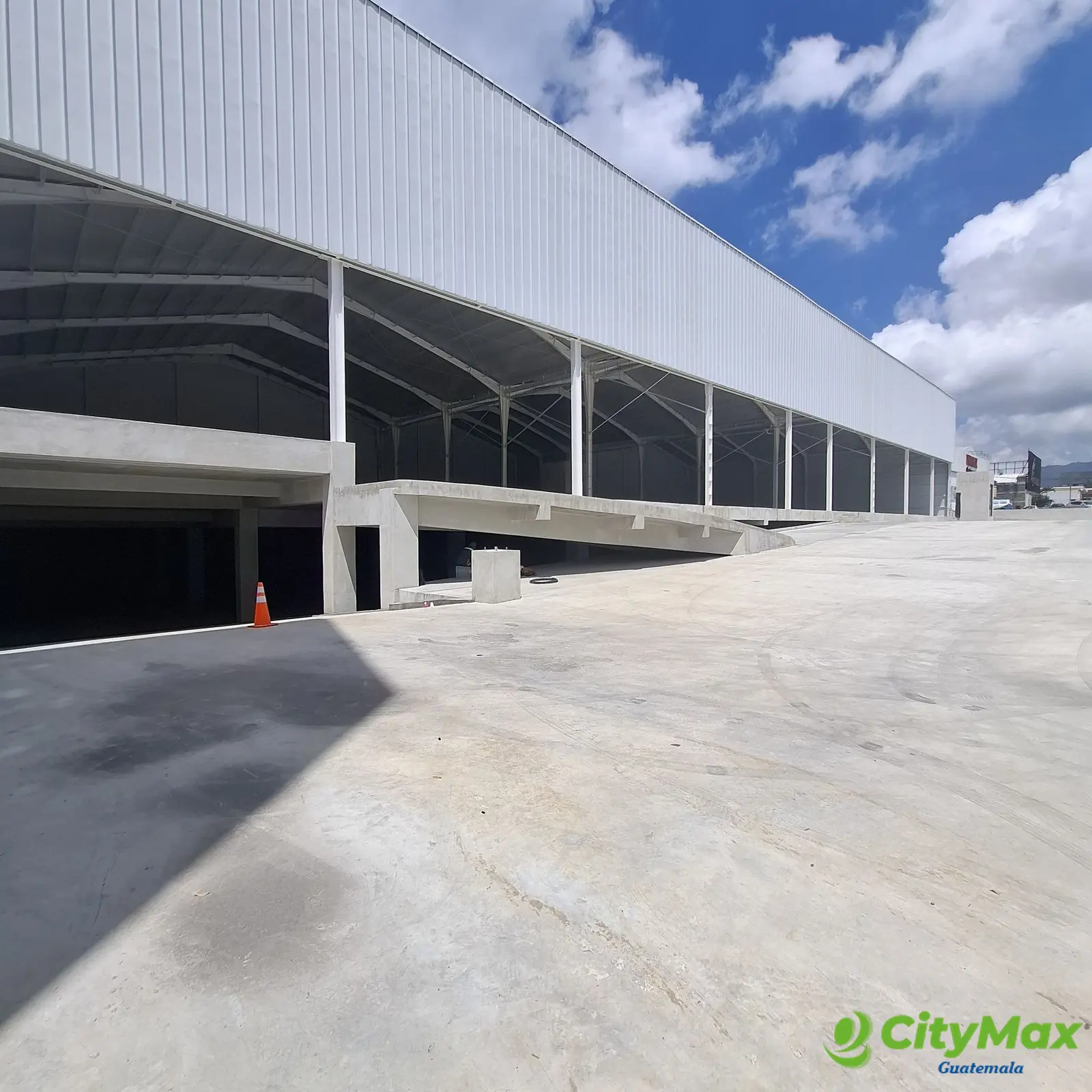 Bodega comercial sobre la Roosevelt zona 11 Toledo - foto 1