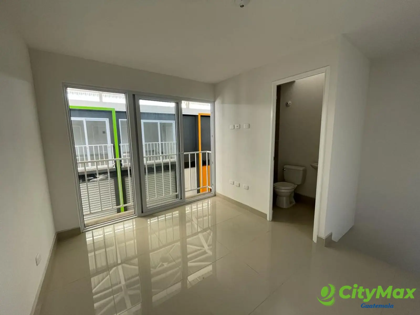 Local comercial en renta en Plaza La Jamaica Amatitlán - foto 1