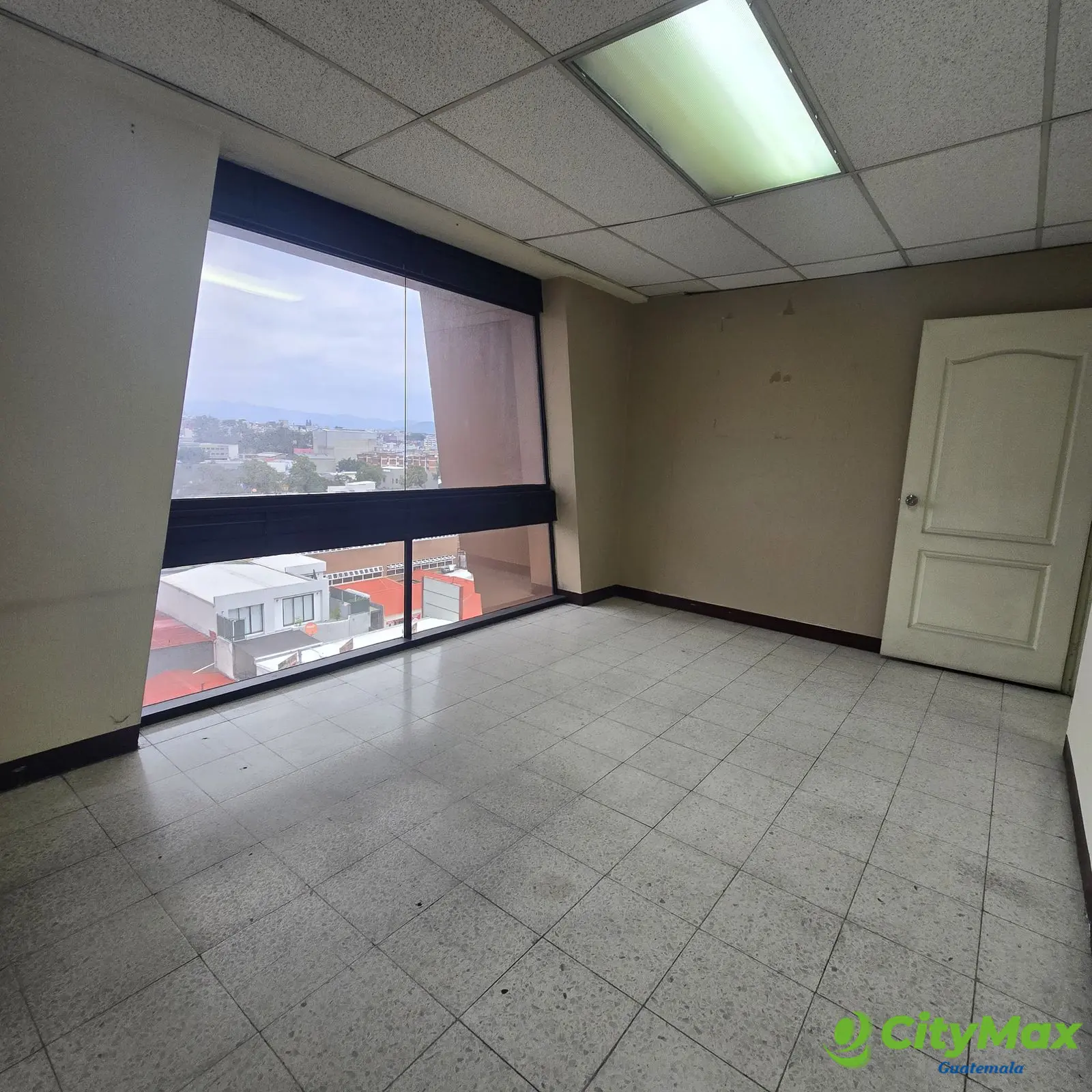 Oficina de 100m2 en renta en la zona 9 Guatemala - foto 1