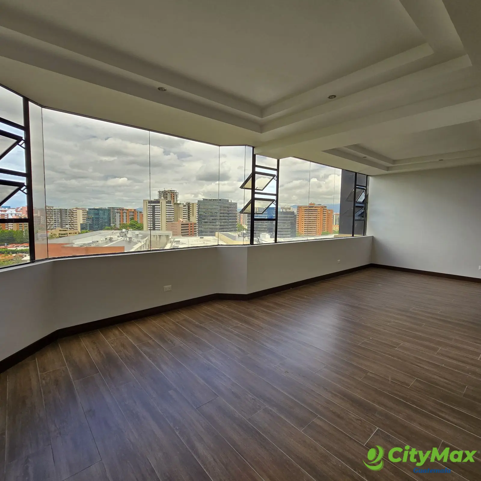 Apartamento en Zona 10 en venta REMODELADO - foto 1