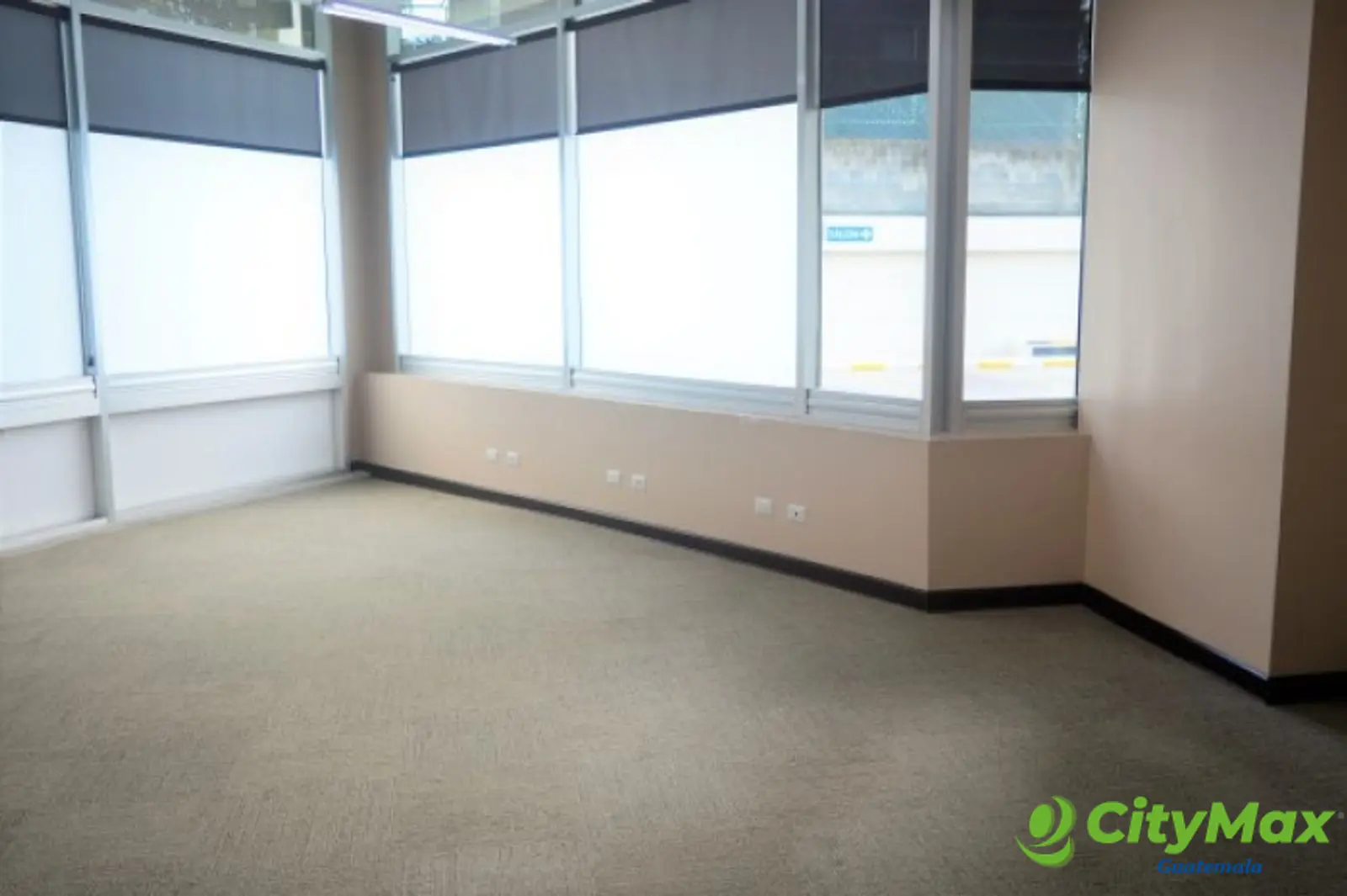 En Venta Local Comercial en zona 15 Edificio Avante - foto 1