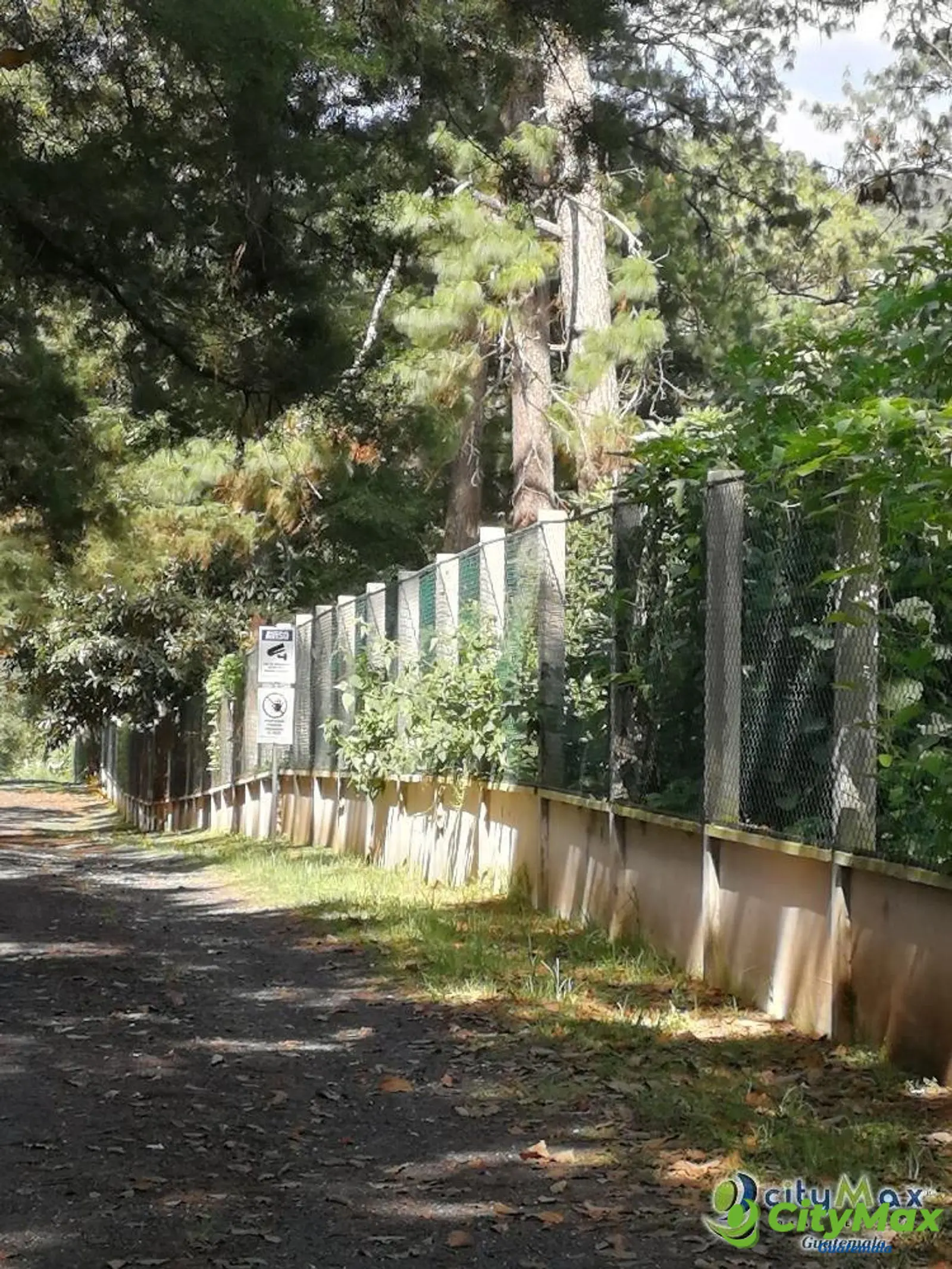 Terreno residencial en venta en Los Pinos Mixco zona 7 - foto 1