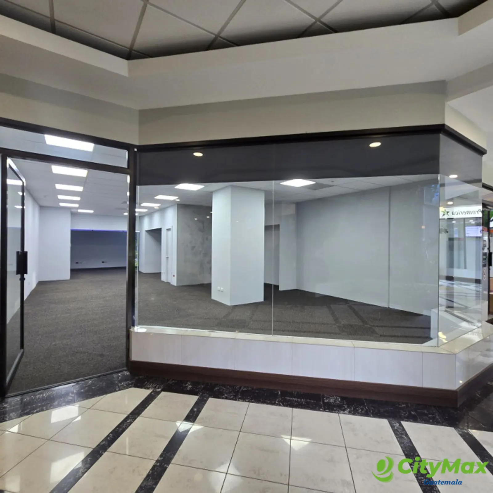 En renta Local comercial en edificio de Zona 14 - foto 1