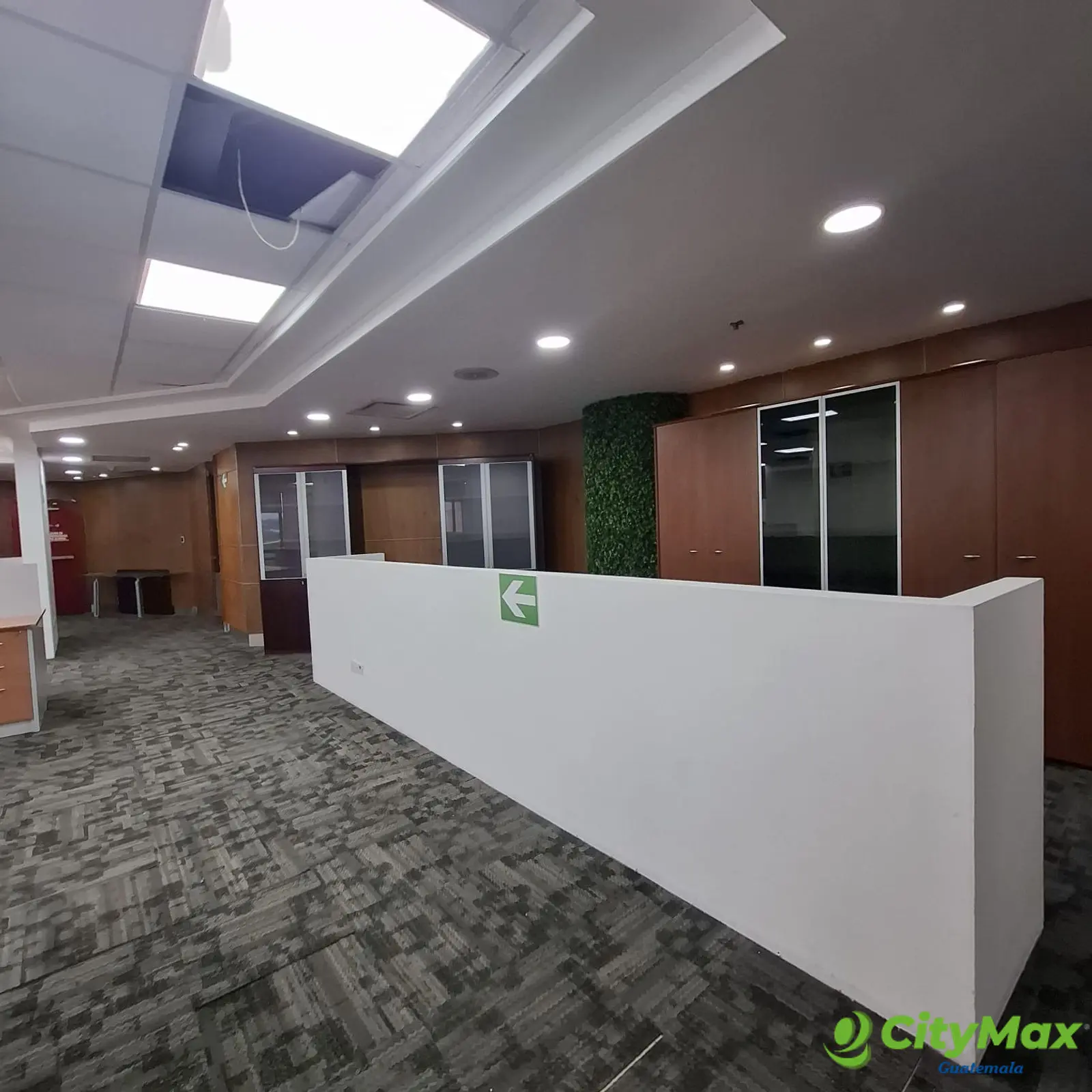 Oficina en venta en zona 10 Medio nivel Para inversión  - foto 1