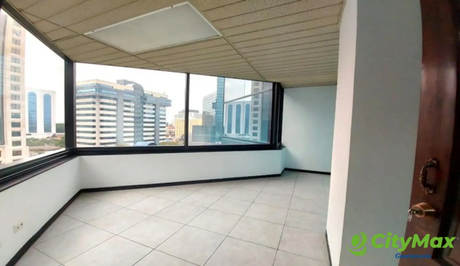 En Alquiler oficina en Edificio Murano Center Zona 10 - foto 1