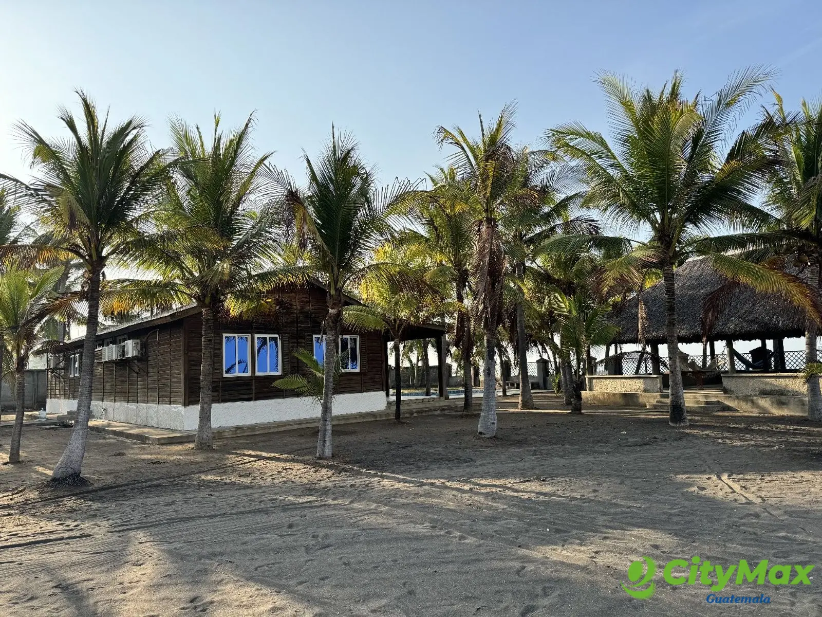 En venta casa frente a Playa en Monterrico Guatemala - foto 1
