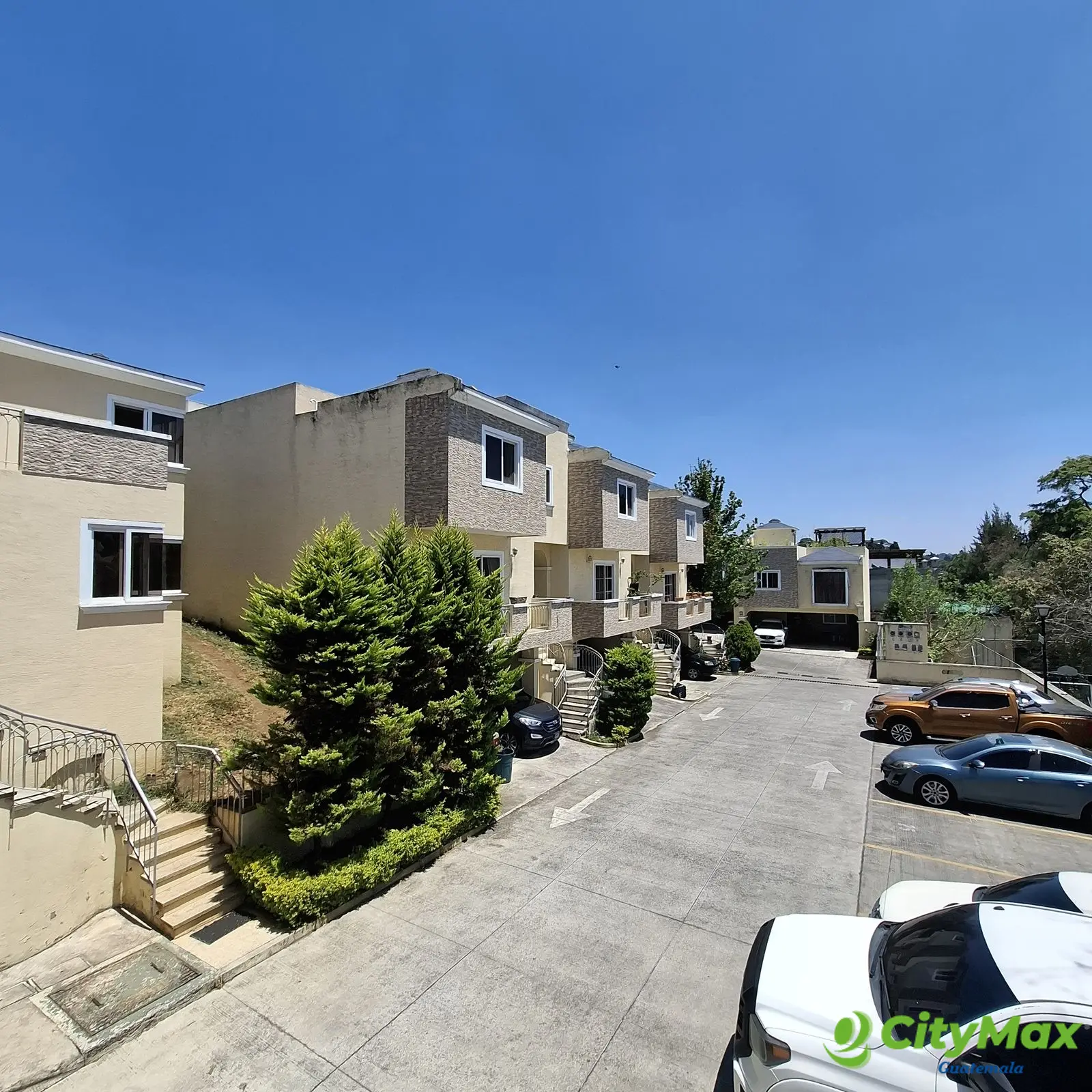 En venta casa de 4 habitaciones en Cañadas del Encinal - foto 1