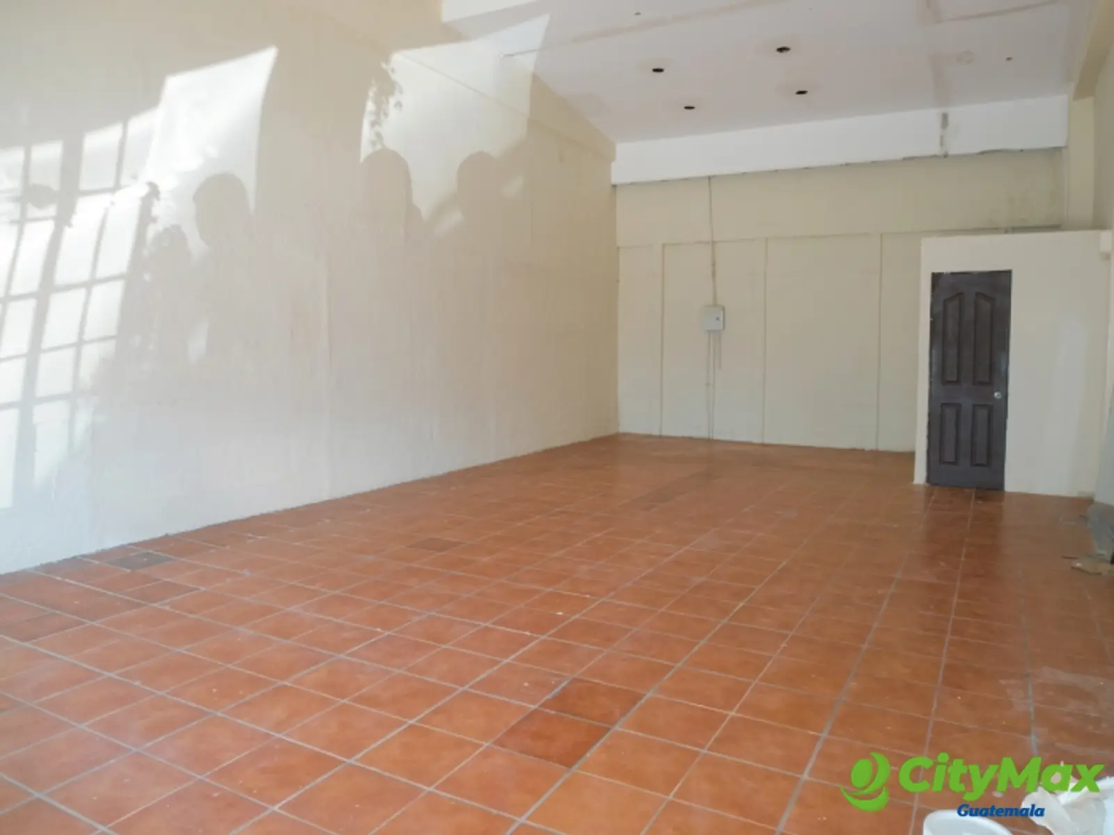 En renta local comercial cercano a Pradera Zona 10 - foto 1
