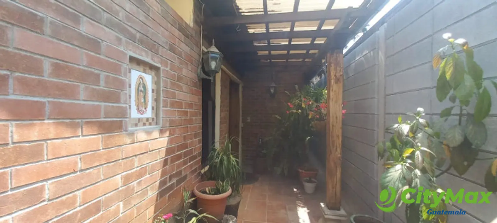 Casa con bodega en venta en zona 2 de Mixco Alvarado - foto 1