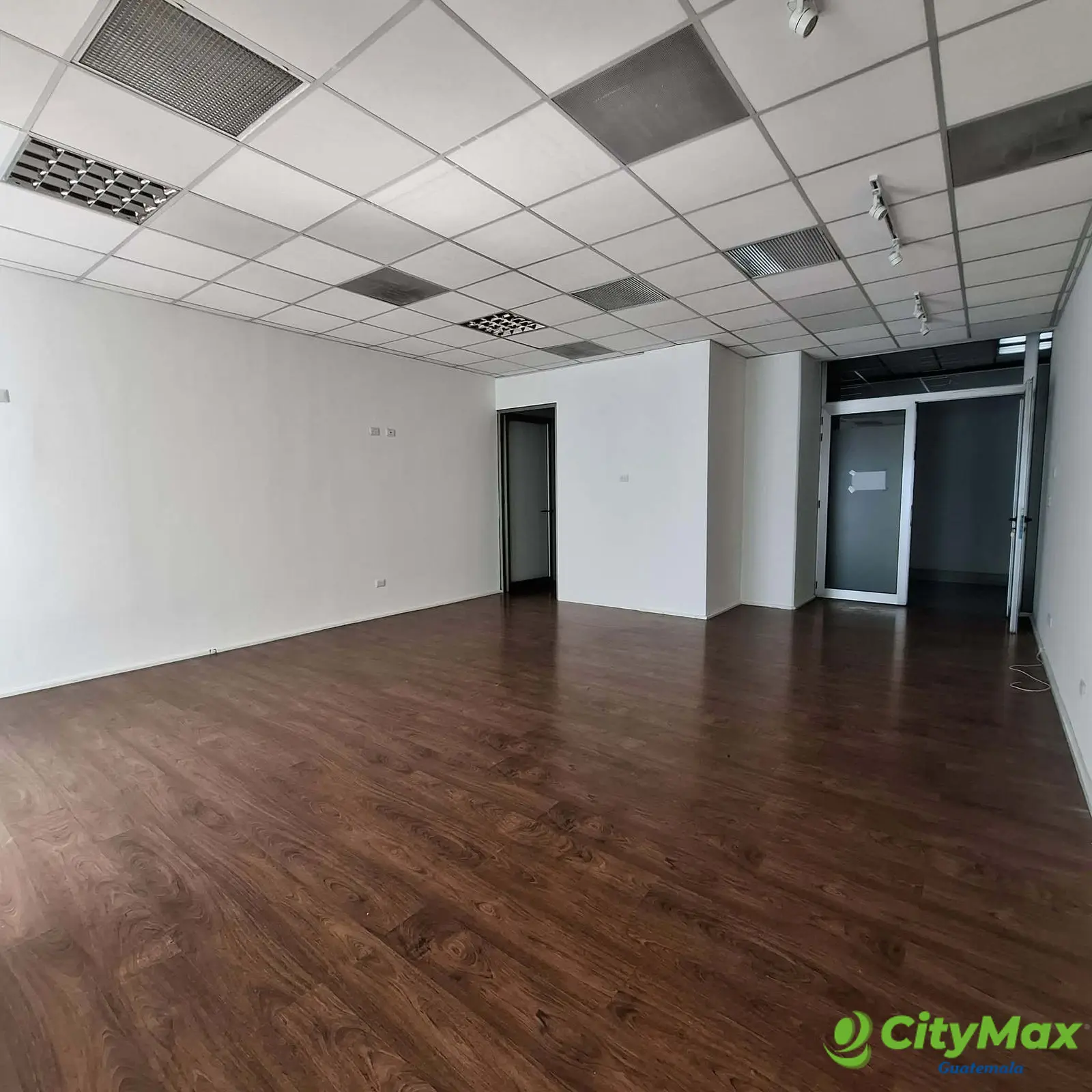 Local comercial en primer Nivel en zona 10 en edificio - foto 1