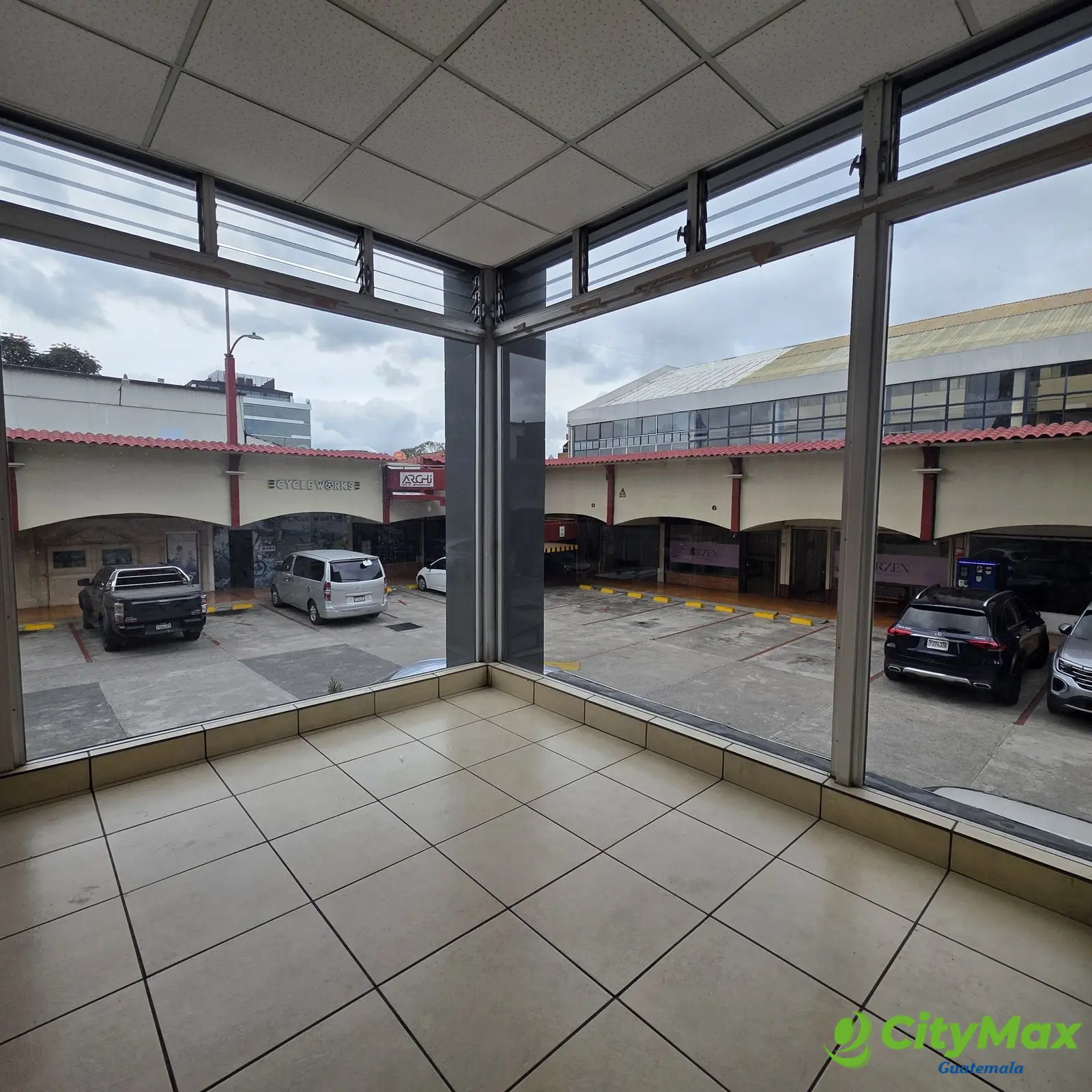 Local Comercial en RENTA en Avenida Las Americas Z.13 - foto 1