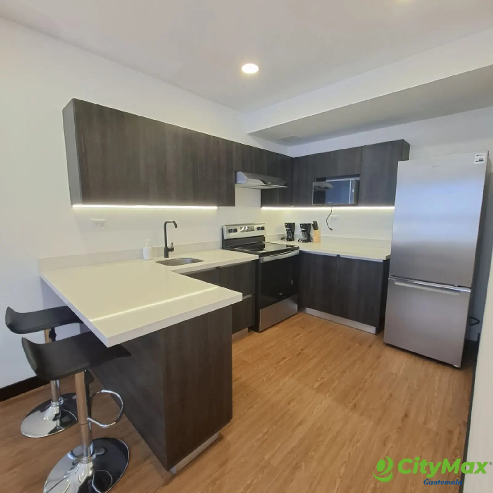 Apartamento- estudio amueblado en alquiler en Zona 10  - foto 1