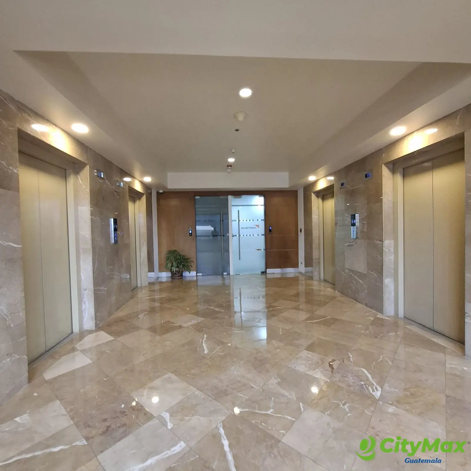 Oficina para inversión en venta en zona 10 Medio nivel - foto 1